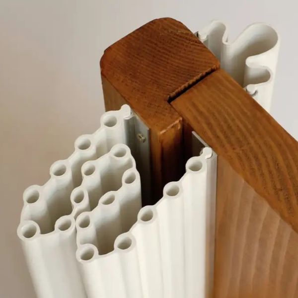 Kit anti-pince-doigts 180° installé sur un portillon en bois